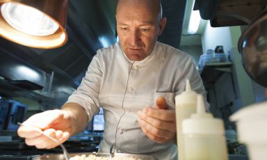 Alfio Ghezzi, chef della Locanda Margon di Cantine Ferrari a Trento. Da giovedì 18 a sabato 20 ottobre, sarà protagonista a Identità Golose Milano: con un menu da 4 portate e 4 calici in abbinamento. (75 euro a persona, prenotazioni online)
