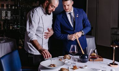 Lo chef Denny Lodi Rizzini e il sommelier Isacco Giuliani. L’entusiasmo contagioso dei giovani di Makoré è perfettamente in linea con il progetto della nostra guida App Bollicine del Mondo.
