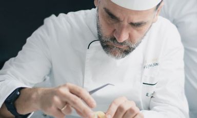 Filippo Sinisgalli, chef del raffinato ristorante Zur Kaiserkron alle spalle di piazza Walther
