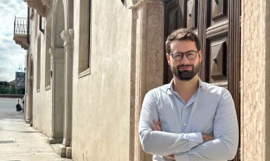 Giacomo Sacchetto davanti all'ingresso dell'edificio che ospiter&agrave; il suo nuovo Iris Ristorante a Palazzo Soave. L'inaugurazione, lavori&nbsp;permettendo, &egrave; prevista per met&agrave; ottobre
