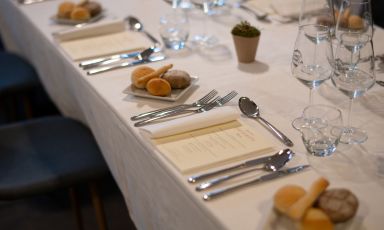 Sono già aperte le prenotazioni per Chef in Quota, la cena benefica in programma l'8 settembre al Rifugio Baita Motti a Domobianca365: 120 posti a disposizione al prezzo di 150 euro per commensale
