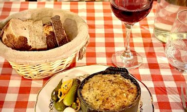 La mise en place di Chez Marius: Terrina in cocotte (se si avanza, viene lasciata sul tavolo, perché è buona anche fredda), un'ombra de vin e tovaglia a scacchi
