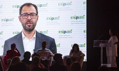 L'intervento video di Stefano Patuanelli, ministro delle Politiche agricole, a Identità Milano 2021. Si scorgono seduti Cristina Bowerman e Carlo Cracco, oltre al viceministro Todde. Tutte le foto sono Brambilla-Serrani
