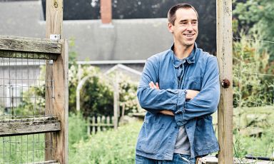 Chris Fischer, 37 anni, cuoco, contadino e autore. E' responsabile di Beetlebung Farm, la fattoria di famiglia sull'isola di Martha's Vineyard, Massachusets. Terrà lezione sabato 3 marzo in Sala Blu 2, ore 12.15 (foto www.bostonmagazine.com)
