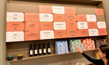 La gamma dei gusti della sede ristrutturata di Ciacco Milano, via Spadari 13 a Milano, una delle 12 gelaterie al debutto nella Guida di Identità 2023
