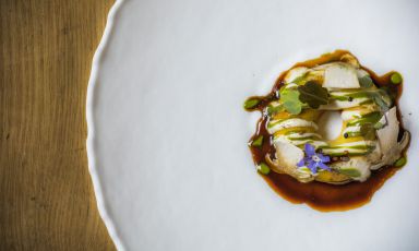Ciambella di pasta all’uovo, chimichurri, funghi d’invero e ristretto ai funghi: il piatto del 2021 di Rocco De Santis
