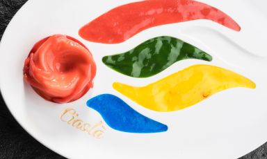Davide Oldani, Sport and food ambassador of Italy in the coming Olympic Games in Rio de Janeiro, created Ciaolà for the occasion.It’s «a horizontal dish, a meeting of two cultures, of two countries, Italy and Brazil, which I represented through their colours, flavours and aromas: all around a stylised torch» (photo by Brambilla-Serrani)