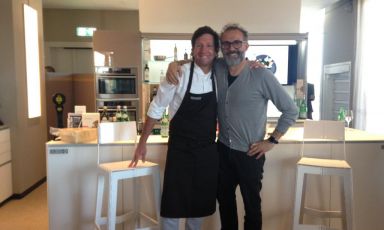 Diego Muñoz con Massimo Bottura, venuto a salutare il collega peruviano durante la presentazione al pubblico a Identità Expo