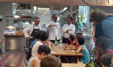 Ferran e Albert Adria ieri con Massimo Bottura al Refettorio Ambrosiano, progetto di solidarietà e bellezza voluto dal modenese e da Caritas Italiana alle porte di Milano. Lo scatto è colto dal profilo twitter del grande cuoco catalano, che ha definito l'iniziativa del collega "geniale"