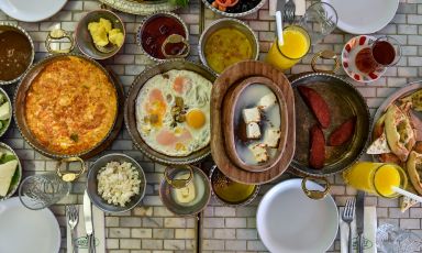 Una piccola (o quasi) selezione dei tanti manicaretti che compongono la tipica colazione turca
