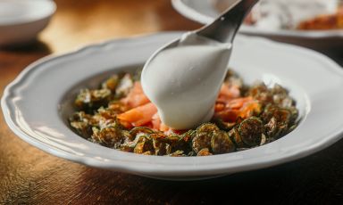 Trota affumicata al fieno, zucchine, menta, aceto, panna e cipollotto: uno dei piatti proposti da Alessandro Proietti Refrigeri al nuovo vi:te a Lodi
