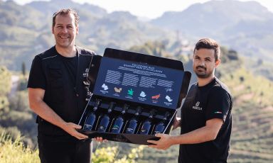 Stefano Pola e Mirco Balliana con il cofanetto della linea Rive di Andreola
