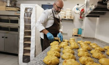 Matteo Sormani della Locanda Walser, in alta Val Formazza, al lavoro sulle sue Colombe
