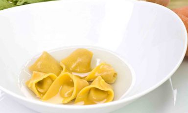 Cappelletti di coda alla vaccinara in brodo di cappone: il piatto dell'inverno di Antonello Colonna
