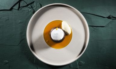Uno dei dessert realizzati (partendo da una base comune realizzata con lievito madre, in versione liquida o solida, e Blackery&reg; di Dallagiovanna) da Leonardo Di Carlo e Gianluca Colucci sul main stage di Identit&agrave; Milano 2026. Tutte le foto sono di Brambilla-Serrani
