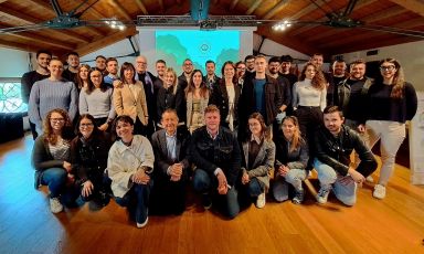 La foto di gruppo dello Young Club nella prima riunione dell'aprile del 2023
