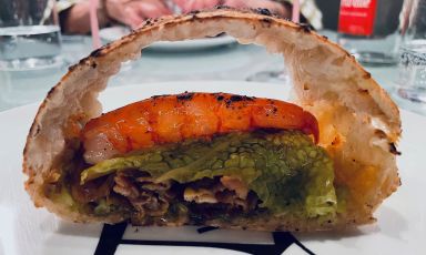 Calzone + Gyoza = Calgyoza, l’interpretazione di Francesco Capece del Calzone. Niente posate, il trancio si mangia con le mani come fosse un panino
