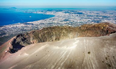 Il Cono del Vesuvio e il golfo di Napoli: un panorama fantastico. Per i vini &egrave; una zona da scoprire
