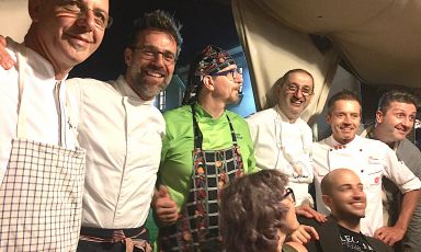 Foto ricordo per chi ha cucinato a Contaminazioni di pizza il 31 luglio 2017 all’Apogeo di Pietrasanta in Versilia. Da sinistra verso destra, i maestri pizzaioli Franco Pepe, Renato Bosco, Giovanni Santarpia, Graziano Monogrammi, il padrone di casa Massimo Giovannini e infine Paolo Pannacci. Sotto, al centro, Tania Mauri e Paolo Vizzari
