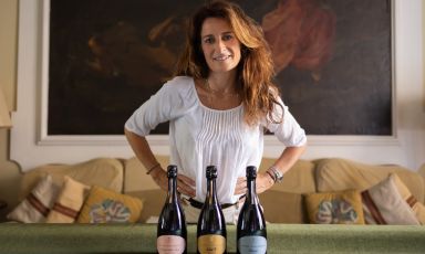 Ottavia Giorgi di Vistarino con le bottiglie di Metodo Classico prodotte dalla Conte Vistarino. Al centro il 1865
