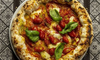 La pizza in stile contemporaneo Diavola di altreMENTI (con cornicione di crema di ventricina, pomodoro antico Napoli, firodilatte di pecora abruzzese, ventricina vastese al coltello, polvere di basilico): una delle bontà che si possono gustare alla pizzeria Fermenta di Chieti, in Abruzzo
