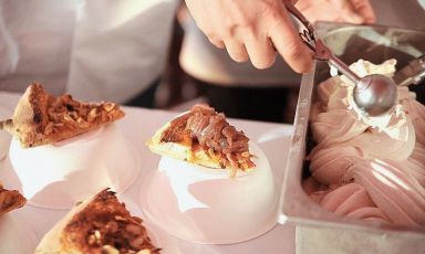 La Pizza gelato presentata allo Sherbet: impasto di farina siciliana di grano Maiorca macinata a cilindro e farina di Perciasacchi molito a pietra (di Spinelli), topping di concentrato di pomodoro insaporito con pasta di acciughe, mandorle di Noto tostate e aromatizzate con il peperoncino e spaghetto di tonno trafilato, condito con olio, pepe e sale di Mozia (di Lo Coco), completato con gelato alla bottarga (di Mezzalira)
