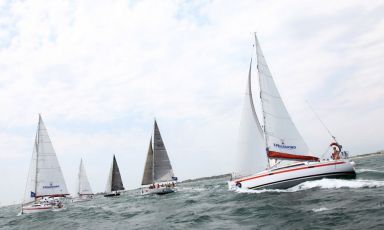 Un'immagine dell'ultima edizione della S.Pellegrino Cooking Cup: anche quest'anno 10 imbarcazioni si sfideranno in un percorso lungo 12 miglia con 10 chef internazionali in cambusa, ciascuno&nbsp; a preparare il suo piatto da presentare ai giurati sul Timoteo