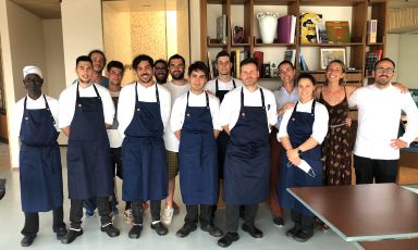 Lo staff al completo del ristorante Dalla Gioconda, che apre oggi a Gabicce Monte, frazione di Gabicce Mare (Pesaro Urbino), il primo Comune delle Marche venendo dalla Romagna. A destra di tutti, lo chef Davide Di Fabio
