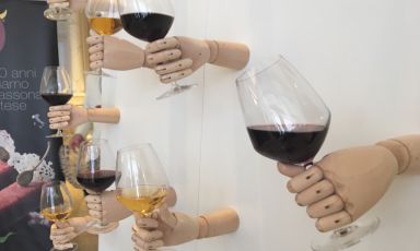 Una curiosa installazione all'evento L'arena del vino e non solo, che ha avuto luogo il 17 giugno scorso a Palazzo Parigi, Milano
