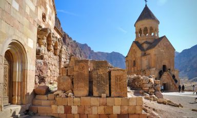 Il monastero duecentesco di Noravank, a pochi chilometri da Yerevan, capitale dell'Armenia. Dall'Italia all'Armenia si può volare via Francoforte, Vienna o Parigi, in circa 4 ore di volo (tutte le foto sono di David Egui)
