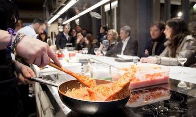 L'onda del risotto al pomodoro dei fratelli Costardi. I ragazzi del ristorante Cinzia di Vercelli hanno animato con 9 colleghi la prima edizione di Food & Design, evento concepito da Rcs e Identità Golose in occasione del Fuorisalone, Salone del Mobile (foto e fotogallery di Sonia Santagostino)