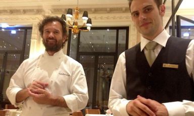A sinistra, Carlo Cracco, 48 anni tra un mese, nella sala della sua nuova creatura, inaugurata ieri: si chiama Cracco a Palazzo ed è l'insegna al piano terra di Palazzo Parigi, hotel 5 stelle lusso nuovo di zecca in corso di Porta Nuova 1 a Milano. Con il Ristorante Cracco in via Victor Hugo e Trussardi alla Scala in piazza Scala, questo è il terzo ristorante curato dal cuoco vicentino. Nella foto, in primo piano c'è Filippo Sisti, barman 30enne, responsabile del Caffè attiguo al ristorante