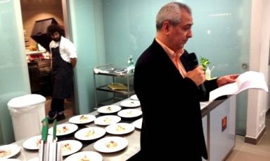 Il cuoco uruguaiano Matias Perdomo del Pont de Ferr ascolta lo scrittore peruviano Jorge Eduardo Benavides nella sede del Convivium Lab in una serata di gastronomia e cultura dalle forti tinte latino-americane concertata dall'Instituto Cervantes di Milano in collaborazione con l'Arte del Convivio
