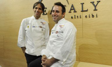 Davide Oldani del D'O di Cornaredo (Milano) e Lee Wolen, chef e partner di Boka a Chicago, autori dell'ultima delle due lezioni previste per la prima edizione di Identità Chicago. Tema, le olive (foto Brambilla/Serrani)