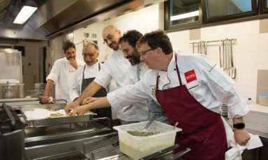 Una foto che illustra bene lo spirito di "Grandi cuochi all'opera" pranzo benefico concertato da Identità Golose domenica 18 ottobre scorsa all'Opera di San Francesco di Milano. Da sinistra, il cuoco Domenico Della Salandra, il giornalista Carlo Casti, cameriere per un giorno, lo chef dell'Opera Francesco Bonacci, il cuoco Juan Lema e Alberto Galimberti di Europarty catering (foto e fotogallery di Tiziana Ballabio)