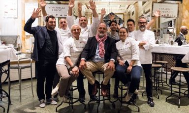 I protagonisti della cena Dine Around a Eataly Flatiron, New York, mercoledì 11 sera. Da sinistra a destra, Nicola Farinetti, Corrado Scaglione, Ana Ros, Bobo Cerea, Paolo Marchi, Virgilio Martinez, Caterina Ceraudo, Takahiko Kondo e Massimo Bottura (foto e fotogallery di Brambilla/Serrani)
