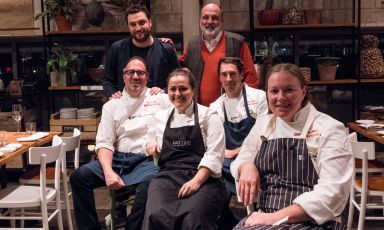 Con Nicola Farinetti e Paolo Marchi, i protagonisti della cena al ristorante Terra di Eataly Boston: da sinistra a destra, Michael Schlow, Caterina Ceraudo, Chris Fischer e Michele Carter (foto e fotogallery di Brambilla/Serrani)
