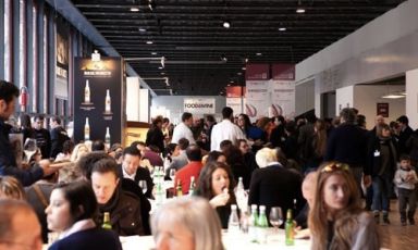 Un'immagine della prima edizione del Milano Food & Wine Festival. La seconda edizione avrà luogo da sabato 9 a lunedì 11 febbraio 2013 al MiCo di via Gattamelata: oltre 400 vini di 150 vignaioli e decine di cuochi, pasticceri e pizzaioli per un cartellone golosissimo. I biglietti si acquistano online su Ticket One oppure fisicamente in loco nei 3 giorni della rassegna