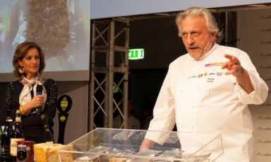 Davide Scabin del Combal.Zero di Rivoli (Torino). Sul palco ha accennato a piatti tradizionalissimi: lasagne, risotti, caponate, parmigiane, tiramisù. Da portare nello spazio. A sinistra, Tarsia Trevisan, presentatrice della seconda giornata (foto di Alessandro Castiglioni)