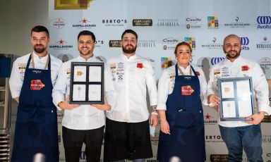 Pier Daniele Seu (secondo da sinistra) e Luca Pezzetta (primo da destra) con alcuni componenti delle loro brigate. Tutte le foto sono di Brambilla-Serrani
