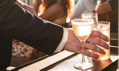 Uno degli scatti durante la serata di apertura del 29 maggio di Sky Kong, nella terrazza 67 Sky Lounge del Principe Forte dei Marmi. Fino al 15 settembre si potranno bere esclusivi drink firmati Patrick Pistolesi
