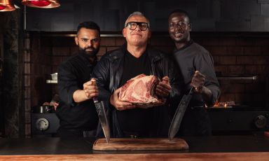 Massimo Minutelli, al centro, festeggia il decimo compleanno del suo Varrone a Milano, tempio per carnivori gaudenti
