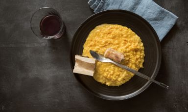 Un "classico contemporaneo" Risotto alla milanese, nella rilettura di Cesare Battisti, chef del Ratanà di Milano. Ricetta e foto (di Silvia Luppi, come le altre) si trovano nel bel volume Cucina milanese contemporanea che lo stesso Battisti firma insieme a Gabriele Zanatta e con Gianluca Biscalchin a illustrare il tutto, Guido Tommasi Editore
