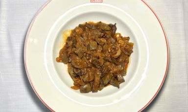 La Coratella d’abbacchio con cipolle di Salvatore Marchese al Velavevodetto di Porta Venezia, a Milano
