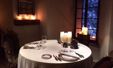 Un particolare del ristorante, rigorosamente per due commensali, all'interno della torre millaneraia da poco restaurata accanto al Grand Hotel Royal e Golf a Courmayeur alle pendici del massiccio del Monte Bianco. La prima citazione storica risale al 1300, ma di certo tutto poggia su fondamenta risalenti all'epoca romana. Questo coccolosissimo angolino viene scelto da chi ha intenzione di chiedere il suo amore in sposa. Prezzo fisso della cena, senza vini, 1000 euro
