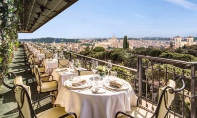 La scenografica terrazza del ristorante Mirabelle, al settimo piano dell'hotel Splendid Royal di Roma
