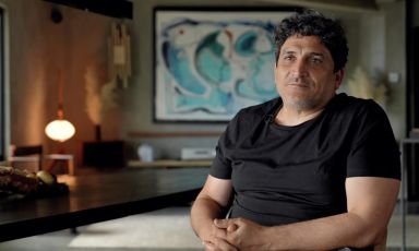 Mauro Colagreco, classe 1976, chef e patron del ristorante Mirazur di Mentone, 3 stelle Michelin. Il ristorante fece il primo servizio il primo aprile 2006. Tra le tante onorificenze, Colagreco è Ambasciatore Unesco per la biodiversità, primo chef di sempre
