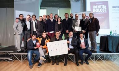 TUTTI INSIEME GOLOSAMENTE. Foto di gruppo con tutti i premiati della settima edizione della Guida ai Ristoranti d'Italia, Europa e Mondo di Identità Golose. Sono tutte giovani stelle: nessuno supera i 40 anni di età (foto di Francesca Brambilla e Serena Serrani)