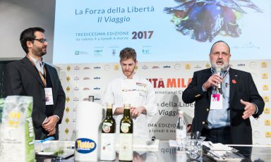 Paolo Marchi, sul palco con Luca Abbruzzino e Niccolò Vecchia, dà il via alla sezione del Congresso di Identità Golose dedicata ai giovani talenti della cucina italiana
