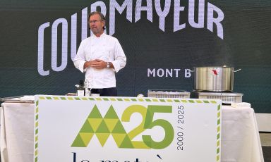 A Courmayeur lo chef Carlo Cracco ha festeggiato i 25 anni di Lo Matsòn con uno showcooking: per 300 fortunati ha cucinato un risotto con funghi porcini e fontina 
